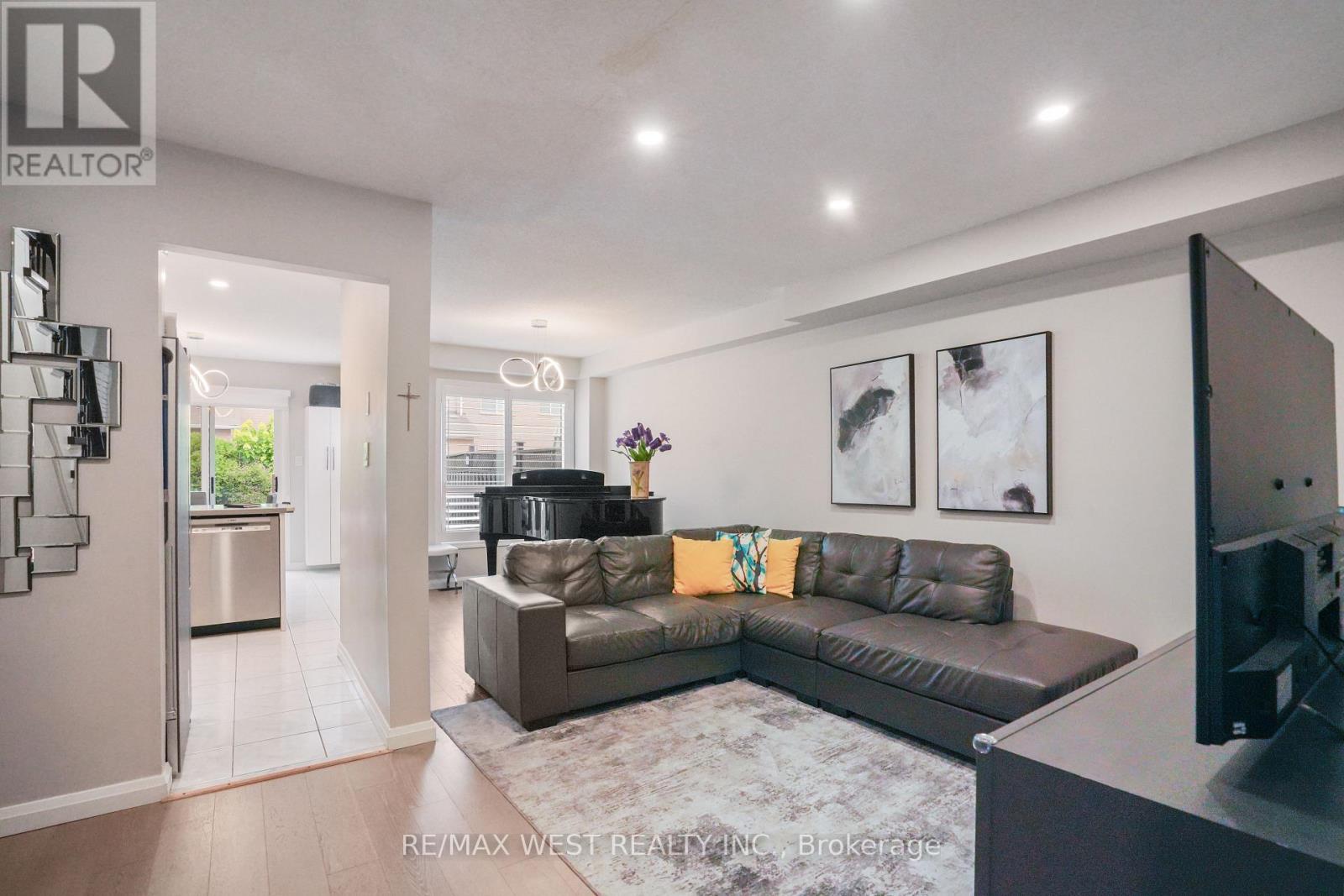 8 Jensen Court, Vaughan, Ontario  L6A 2T6 - Photo 10 - N13673904