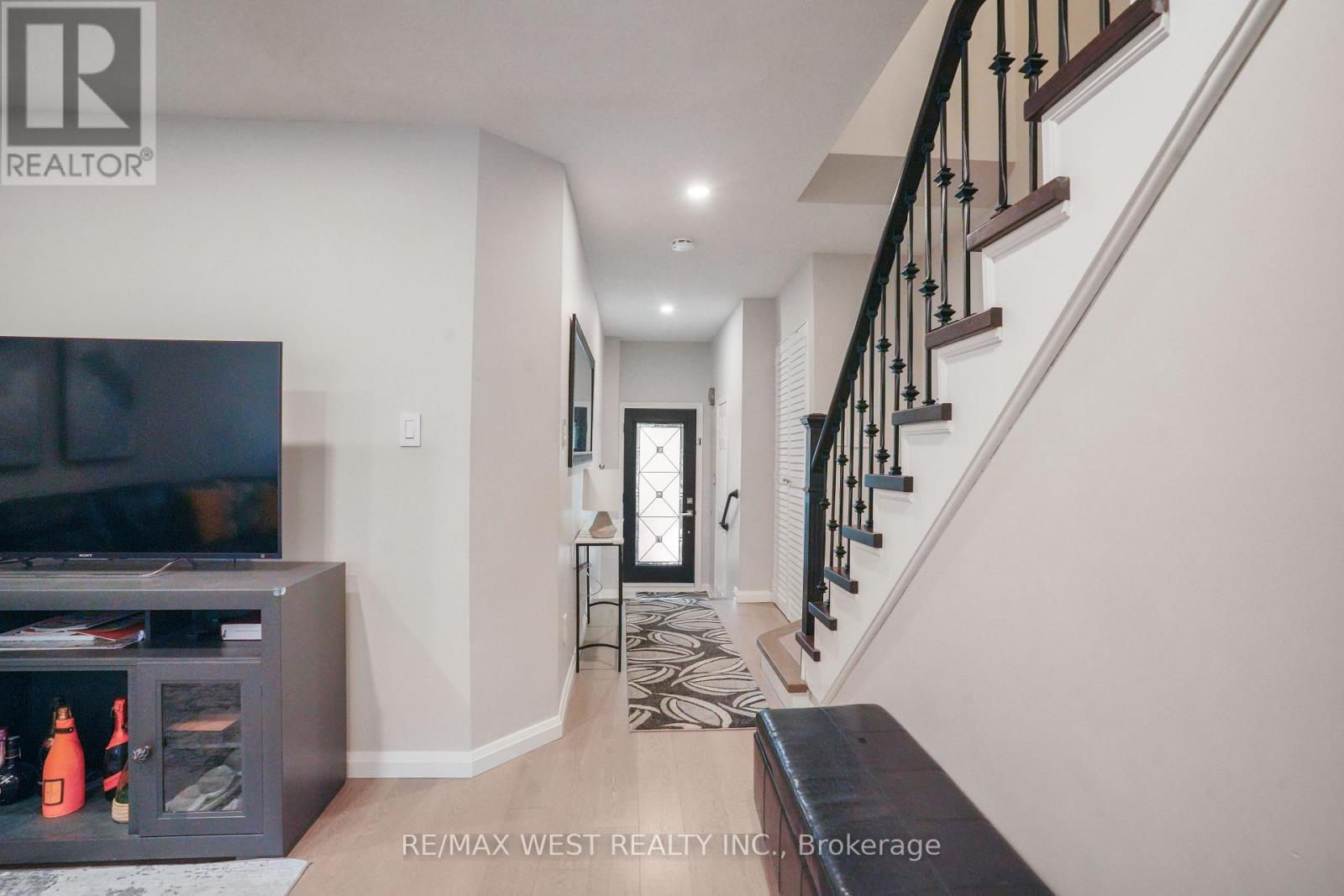 8 Jensen Court, Vaughan, Ontario  L6A 2T6 - Photo 6 - N13673904