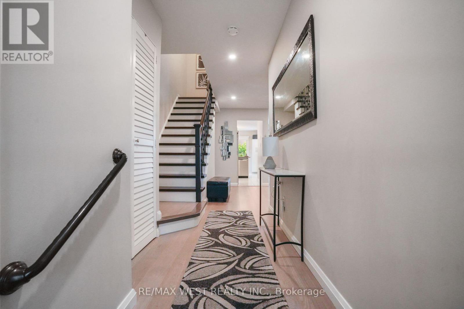 8 Jensen Court, Vaughan, Ontario  L6A 2T6 - Photo 5 - N13673904
