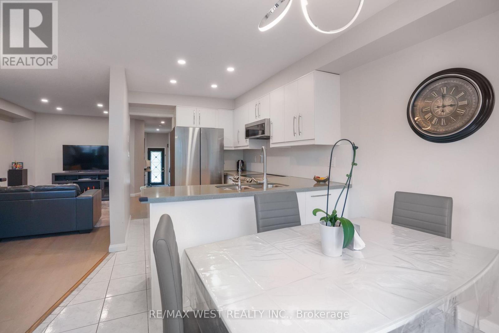 8 Jensen Court, Vaughan, Ontario  L6A 2T6 - Photo 7 - N13673904