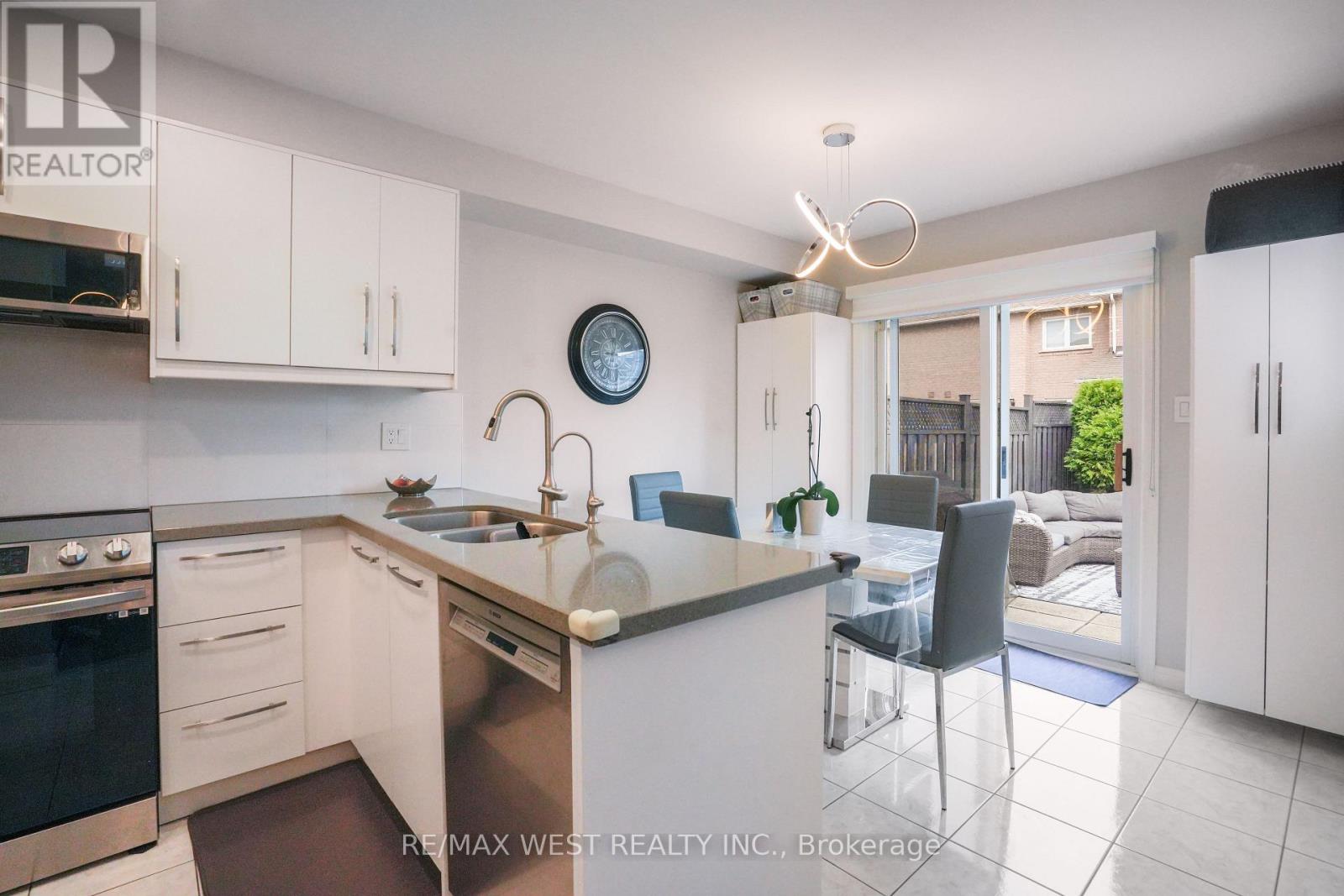 8 Jensen Court, Vaughan, Ontario  L6A 2T6 - Photo 8 - N13673904