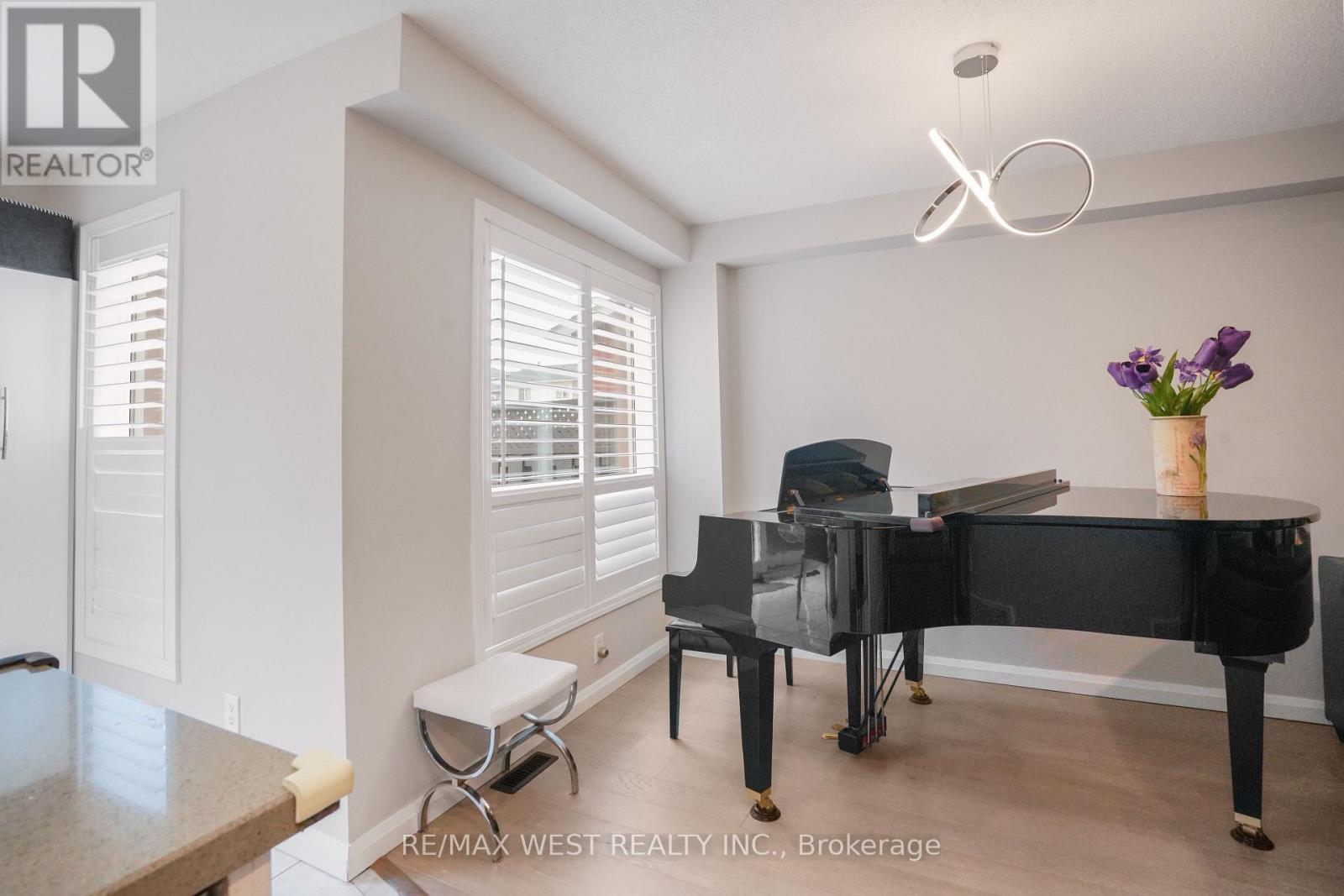 8 Jensen Court, Vaughan, Ontario  L6A 2T6 - Photo 9 - N13673904