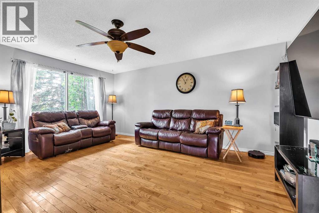 215 Erin Woods Drive Se, Calgary, Alberta  T2B 2V7 - Photo 5 - A2326721