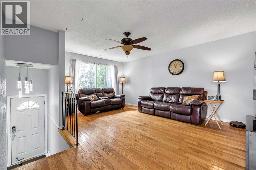 215 Erin Woods Drive Se, Calgary, Alberta  T2B 2V7 - Photo 3 - A2326721