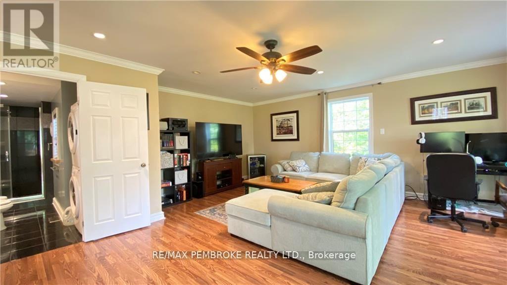 16 Wolfe Avenue, Deep River, Ontario  K0J 1P0 - Photo 2 - X13674164