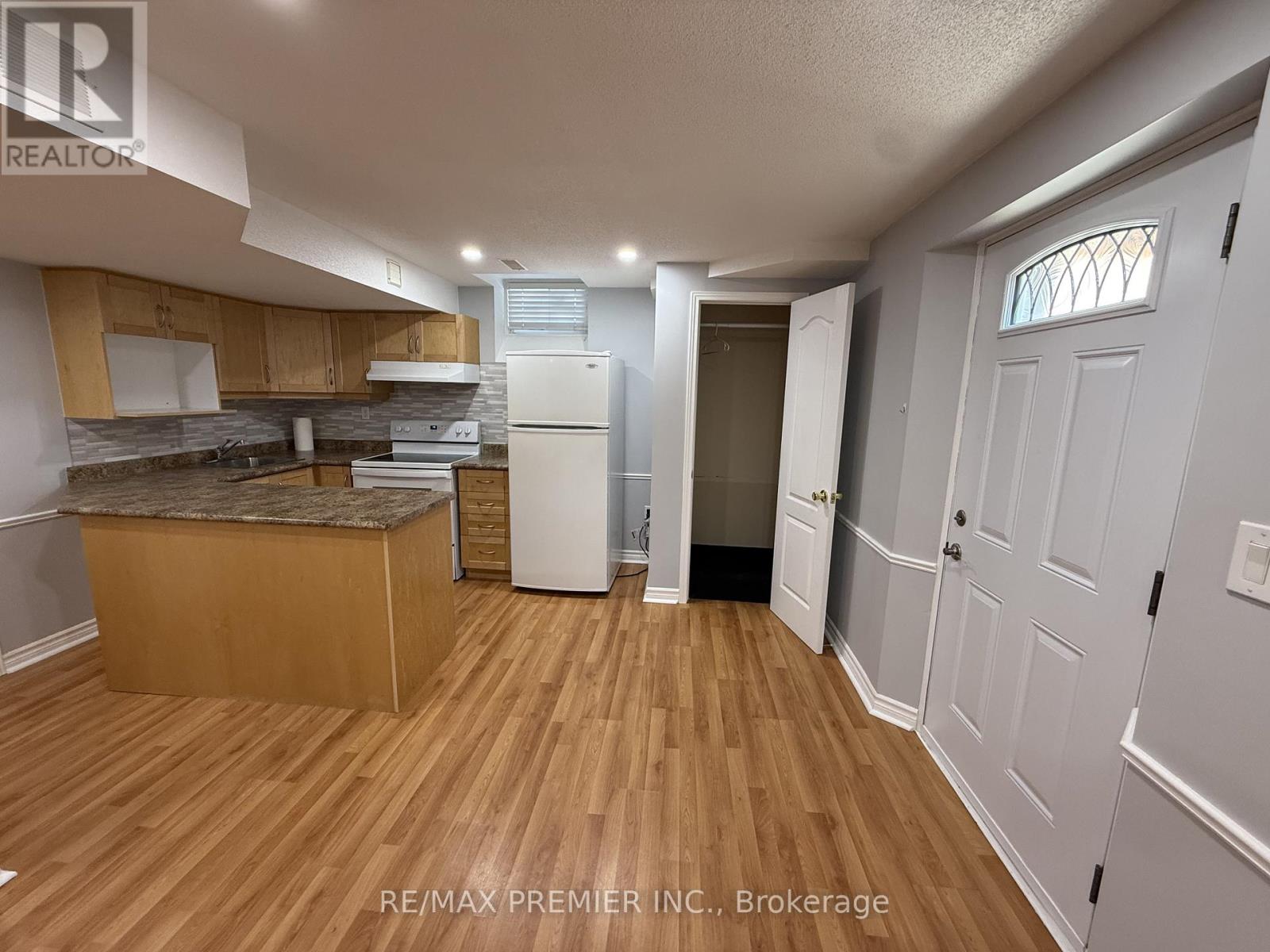 Lower - 54 Castlepoint Drive, Vaughan, Ontario  L4H 1B8 - Photo 4 - N13674246
