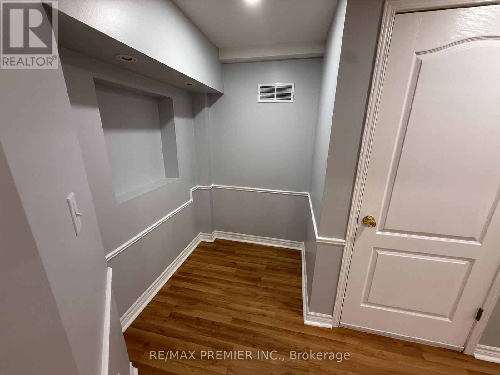 Lower - 54 Castlepoint Drive, Vaughan, Ontario  L4H 1B8 - Photo 8 - N13674246