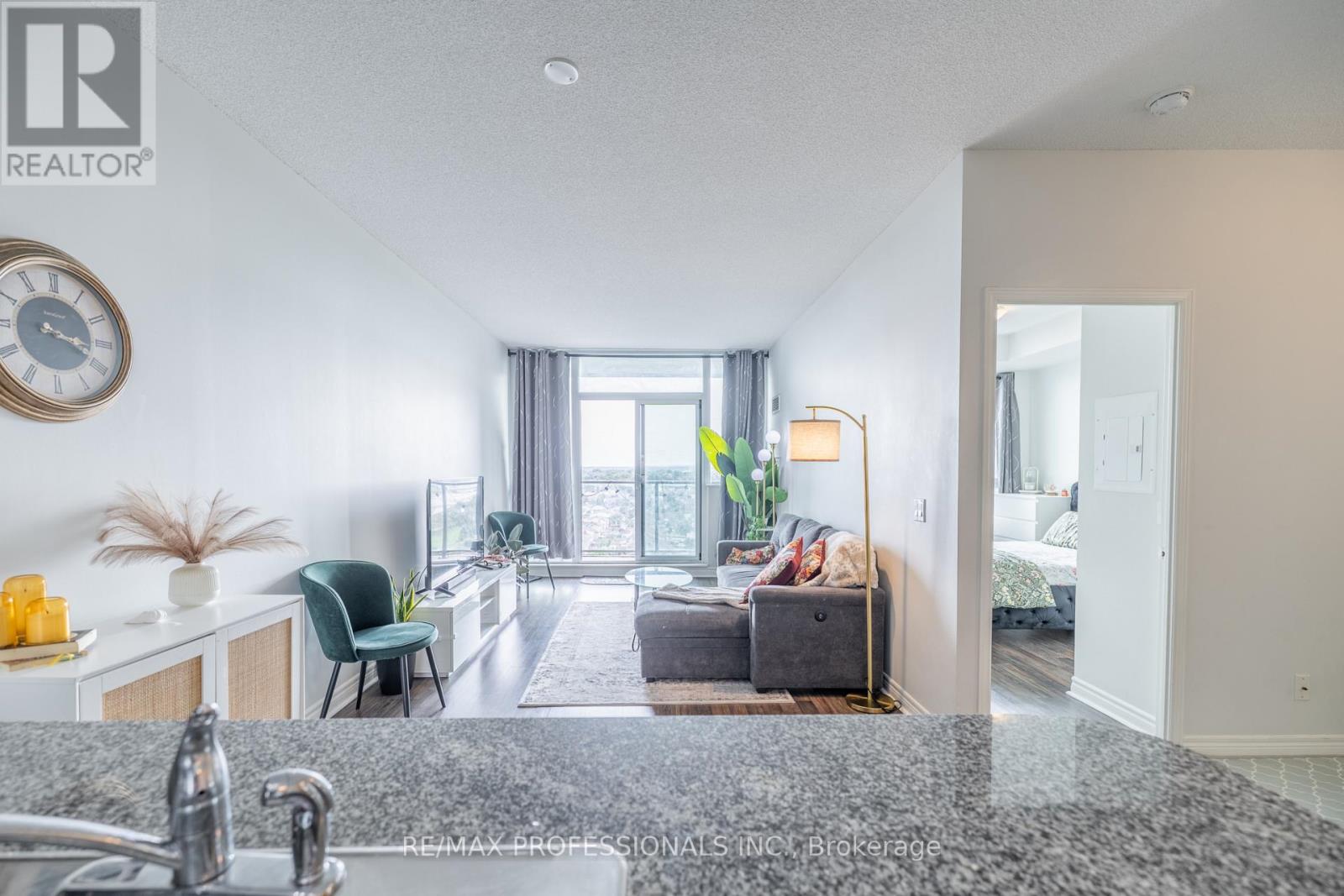 1511 - 339 Rathburn Road W, Mississauga, Ontario  L5B 0C8 - Photo 7 - W13674228