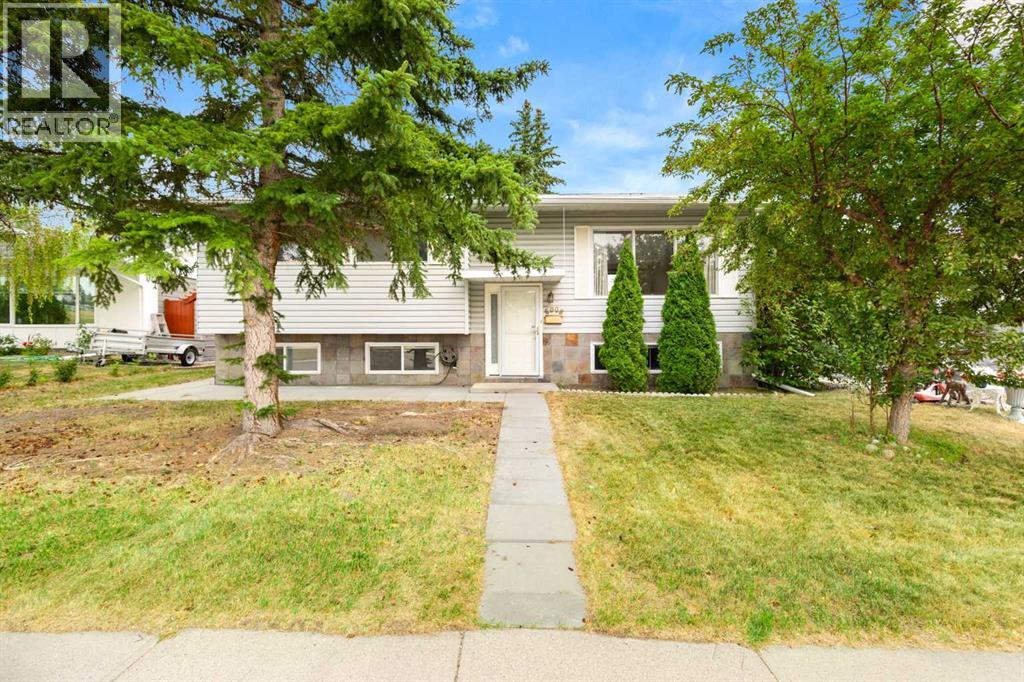 6008 Dalgetty Drive Nw, Calgary, Alberta  T3A 1J3 - Photo 1 - A2335531