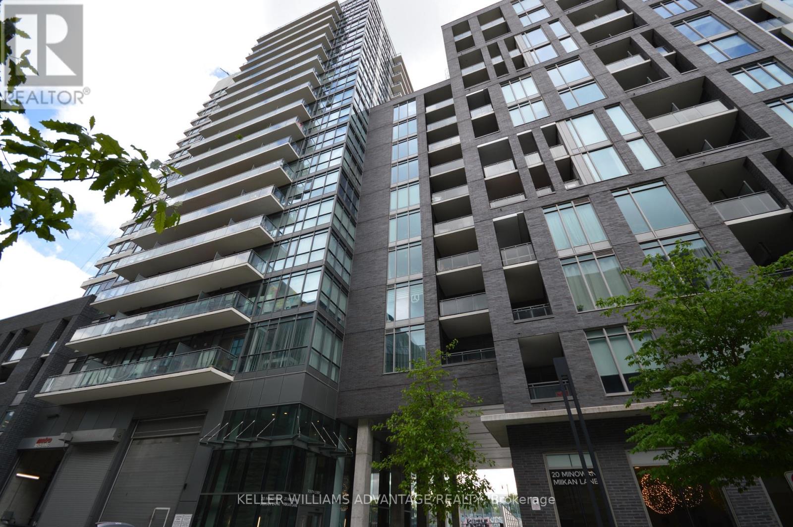 <div class="slider-price">$699,000</div><p>610 - 20 Minowan Miikan Lane, Toronto, Ontario</p>