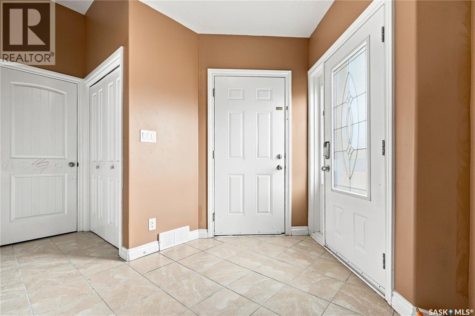 18 118 Hampton Circle, Saskatoon, Saskatchewan  S7R 0C9 - Photo 4 - SK045580