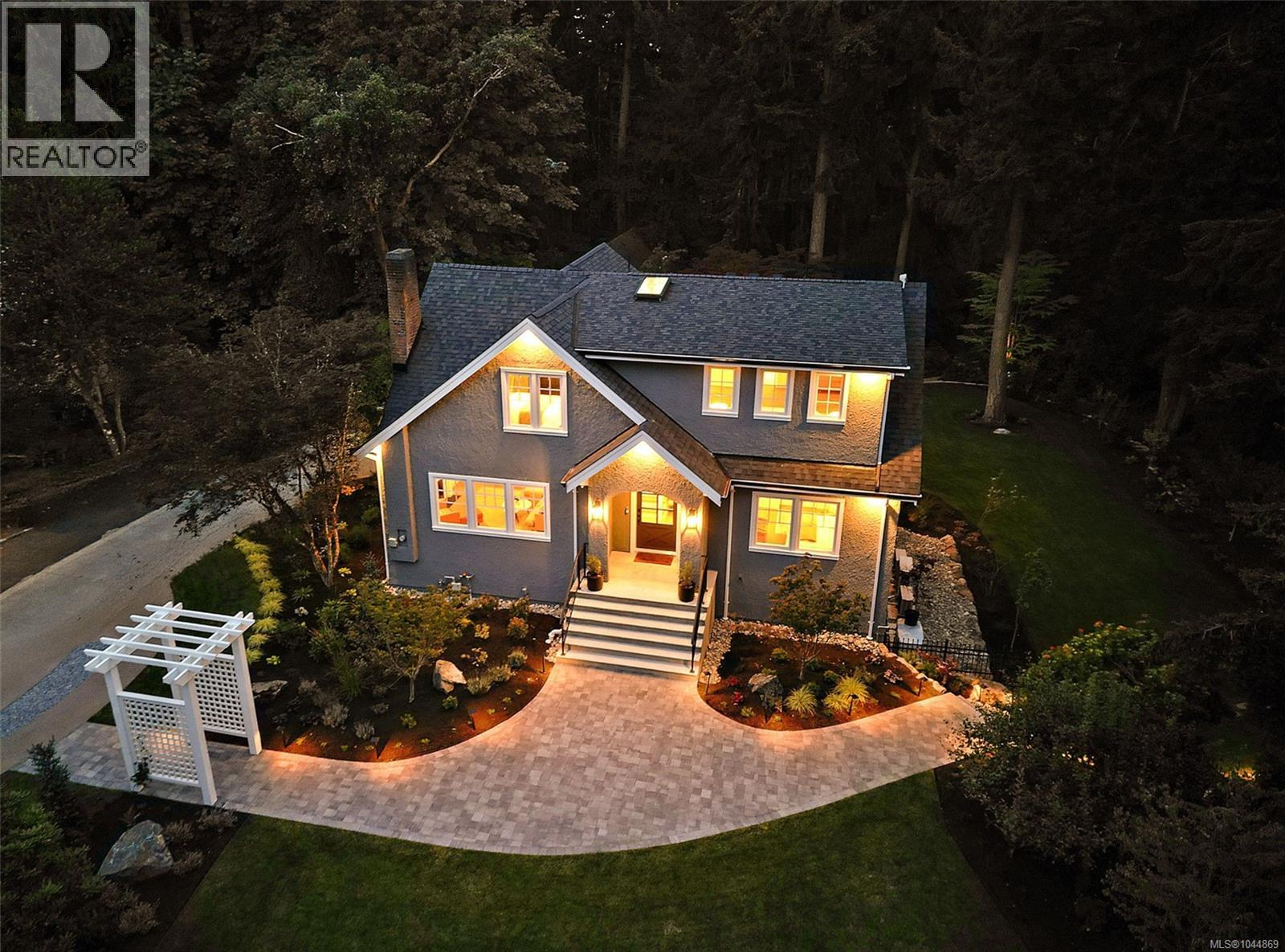 2535 Queenswood Dr, Saanich, British Columbia