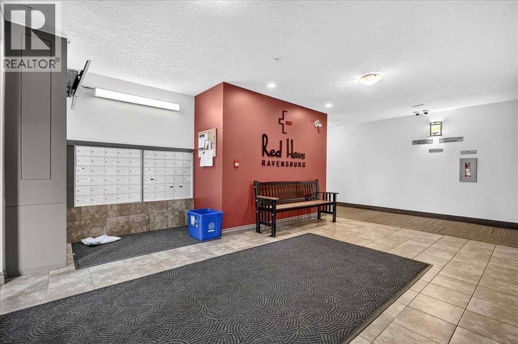 303, 70 Royal Oak Plaza NW, Calgary, Alberta  T3G 0C6 - Photo 4 - A2337346