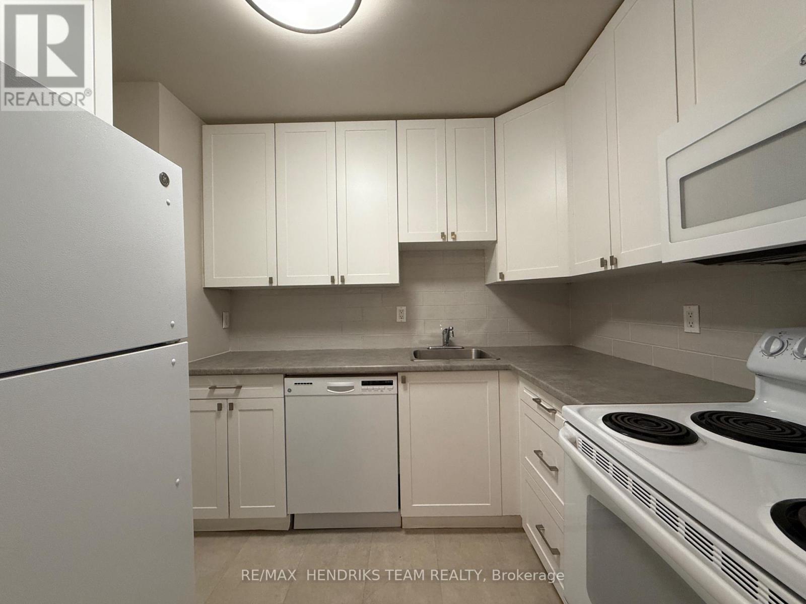 402 - 33 Leaside Drive, St. Catharines, Ontario  L2M 4G2 - Photo 2 - X13674450