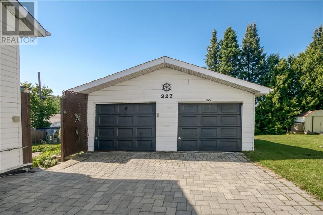 227 Third, Lively, Ontario  P3Y 1M4 - Photo 2 - 2129705