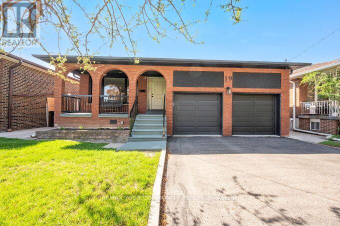 19 HAMER BOULEVARD, Toronto, Ontario