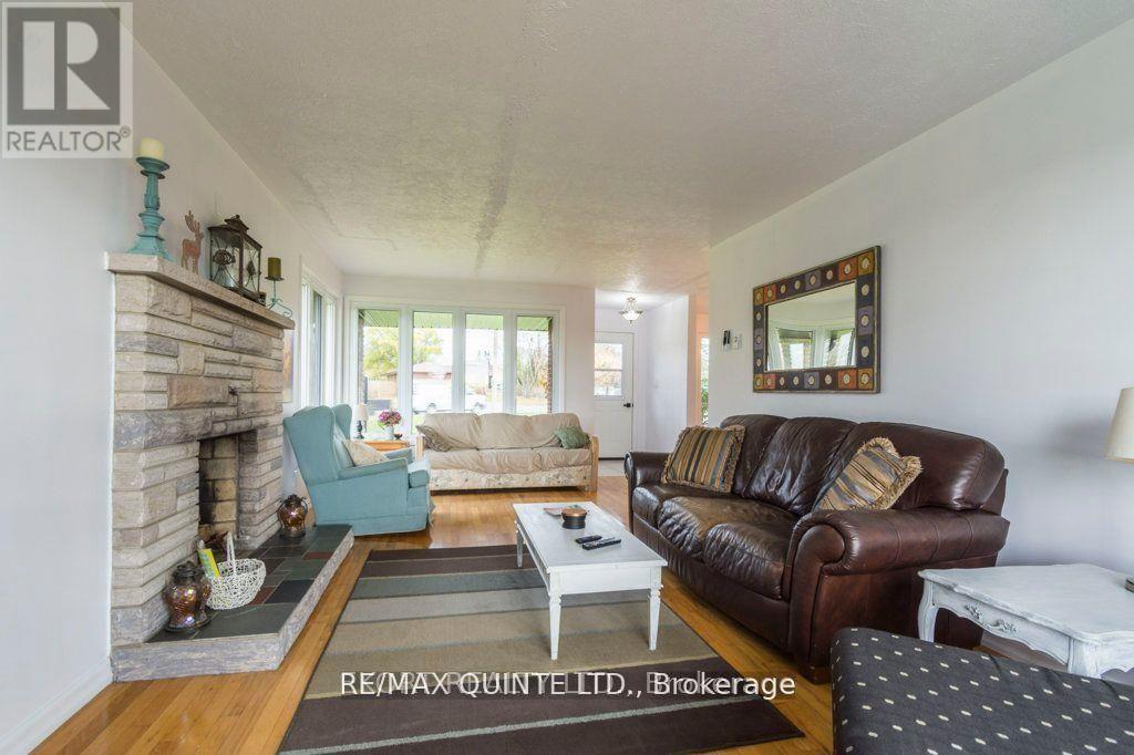UPPER - 239 DUNDAS STREET W