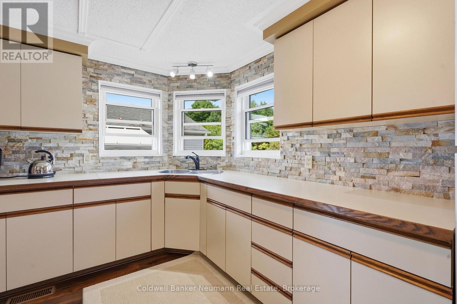 9 Basswood Road, Puslinch, Ontario  N0B 2J0 - Photo 8 - X13674806