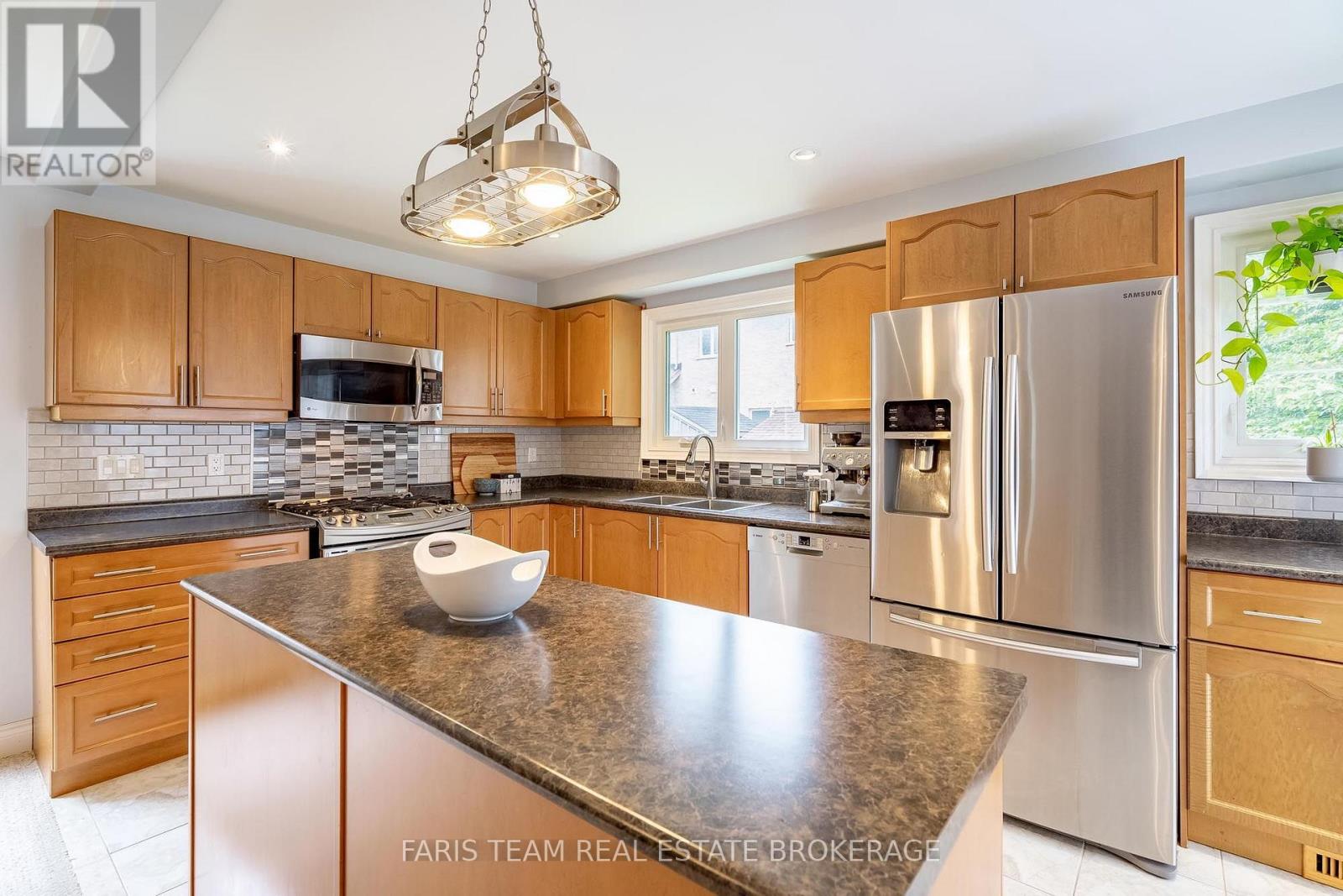 7 Mancini Drive, Essa (Angus), Ontario  L0M 1B1 - Photo 6 - N13674820