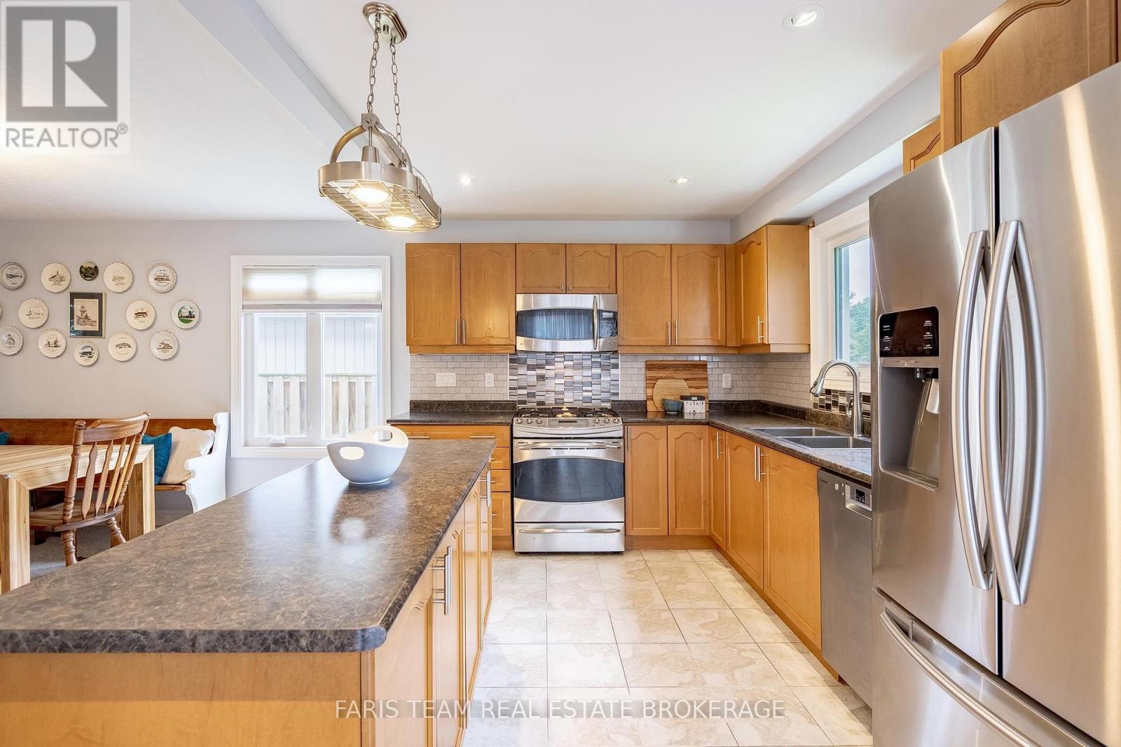 7 Mancini Drive, Essa (Angus), Ontario  L0M 1B1 - Photo 8 - N13674820
