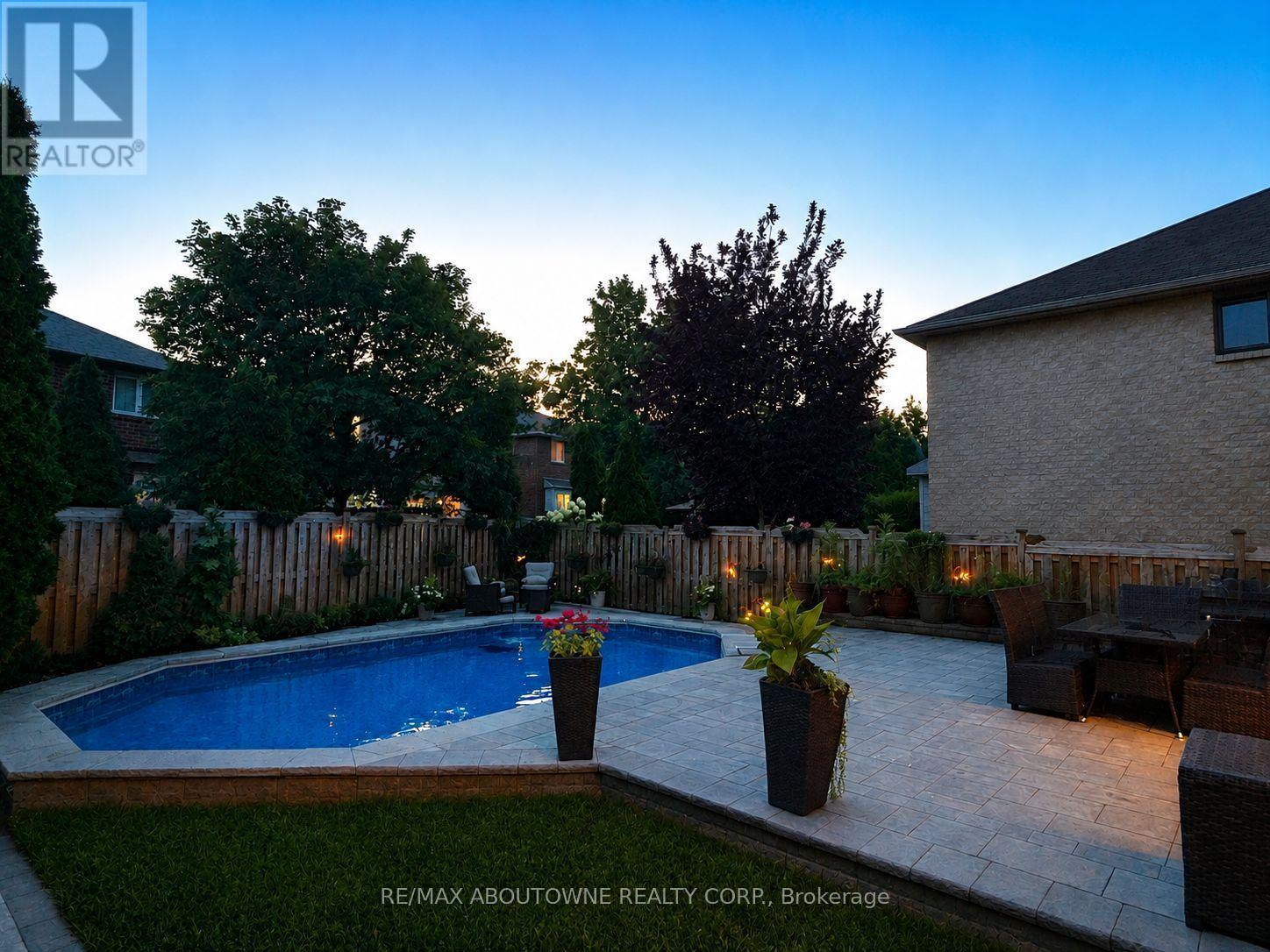2216 Norfolk Drive, Oakville, Ontario  L6H 6H4 - Photo 2 - W13674714