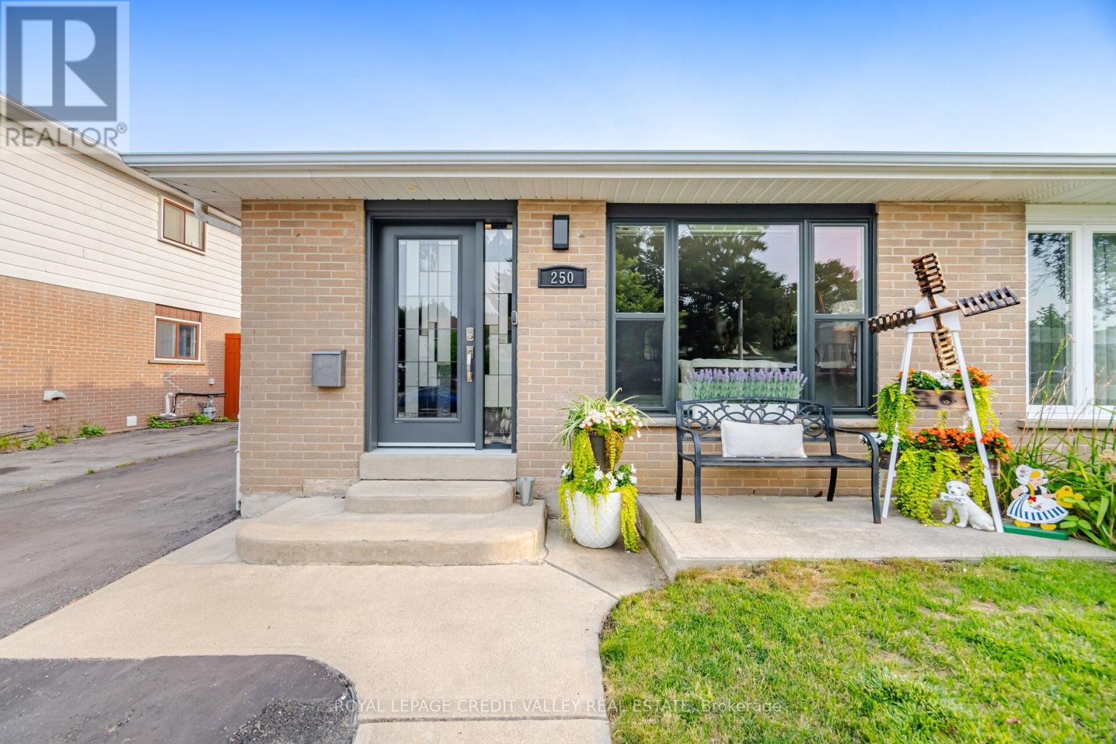 250 Archdekin Drive, Brampton (Madoc), Ontario  L6V 1Z2 - Photo 2 - W13674778