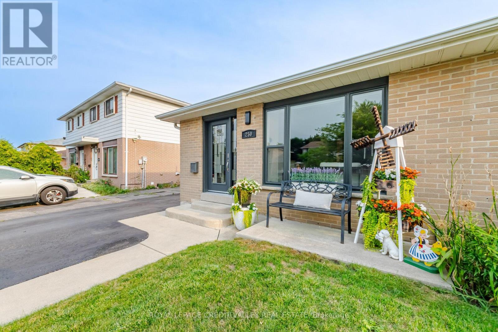 250 Archdekin Drive, Brampton (Madoc), Ontario  L6V 1Z2 - Photo 3 - W13674778