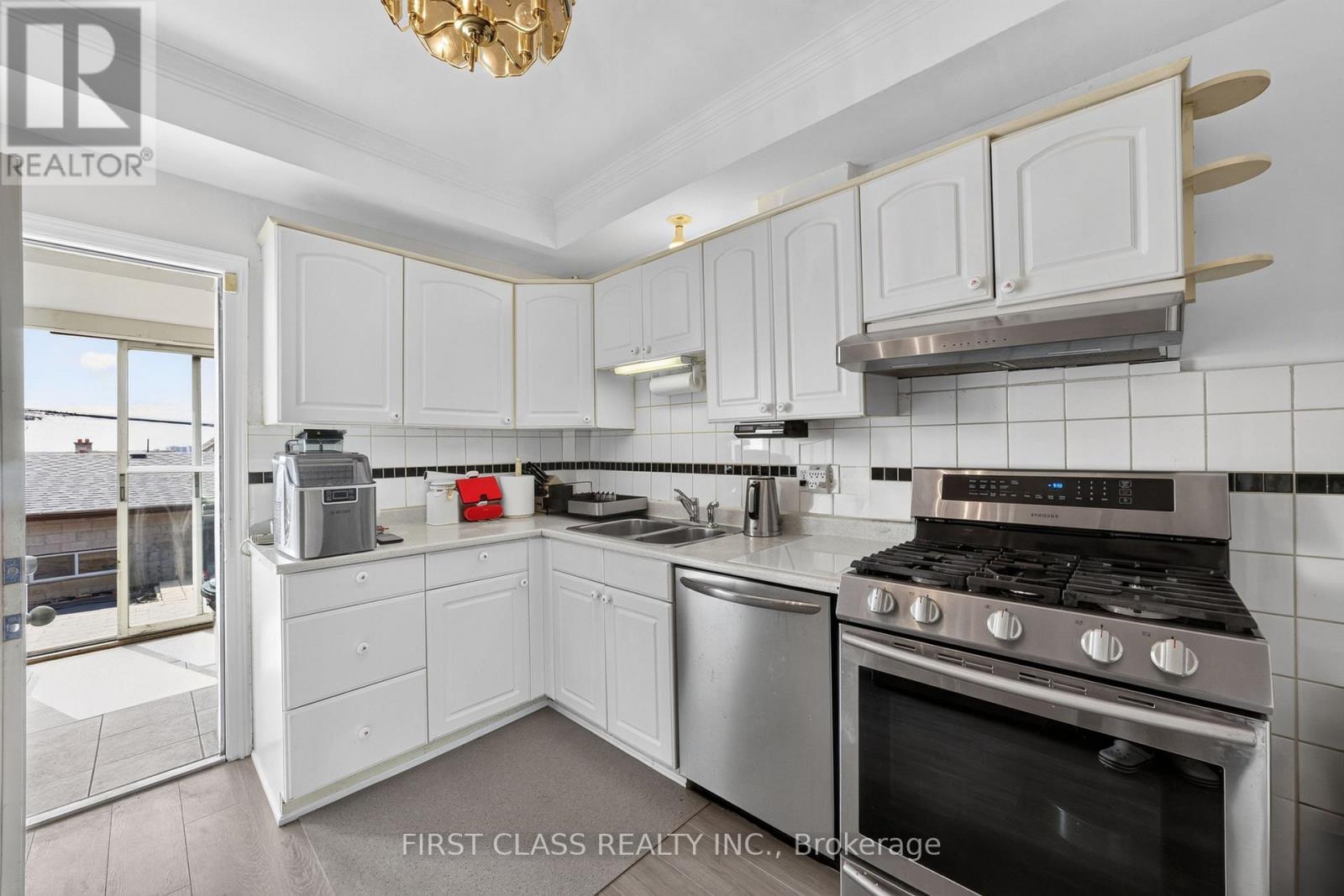 150 Caledonia Road, Toronto, Ontario  M6E 4S7 - Photo 4 - W13674836