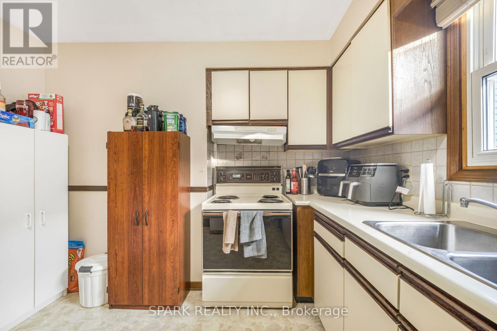 28 Lampman Crescent, Thorold, Ontario  L2V 4K7 - Photo 12 - X13674798