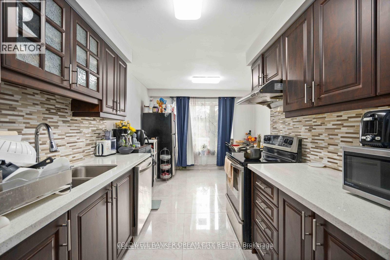 Upper - 3073 Ireson Court, Mississauga (Malton), Ontario  L4T 1N7 - Photo 3 - W13674862