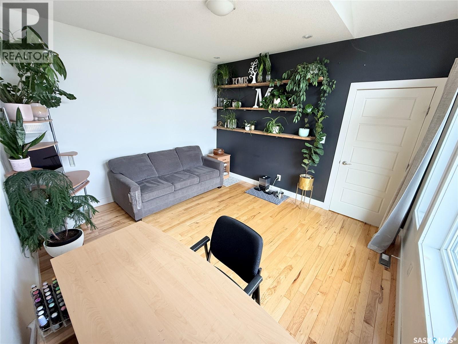 505 Brown Crescent, Weyburn, Saskatchewan  S4H 0M9 - Photo 5 - SK045602