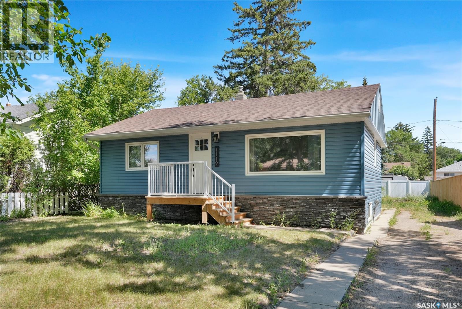 1119 Elgin Avenue, Moose Jaw, Saskatchewan  S6H 4G9 - Photo 1 - SK045352