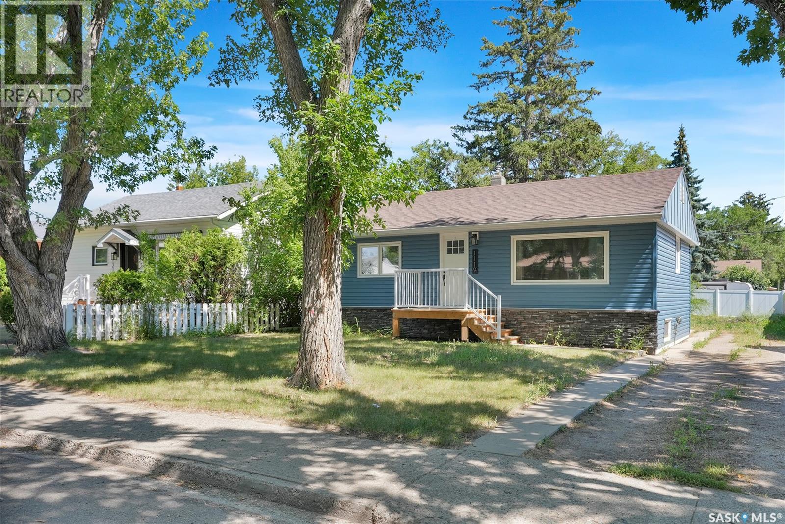 1119 Elgin Avenue, Moose Jaw, Saskatchewan  S6H 4G9 - Photo 2 - SK045352