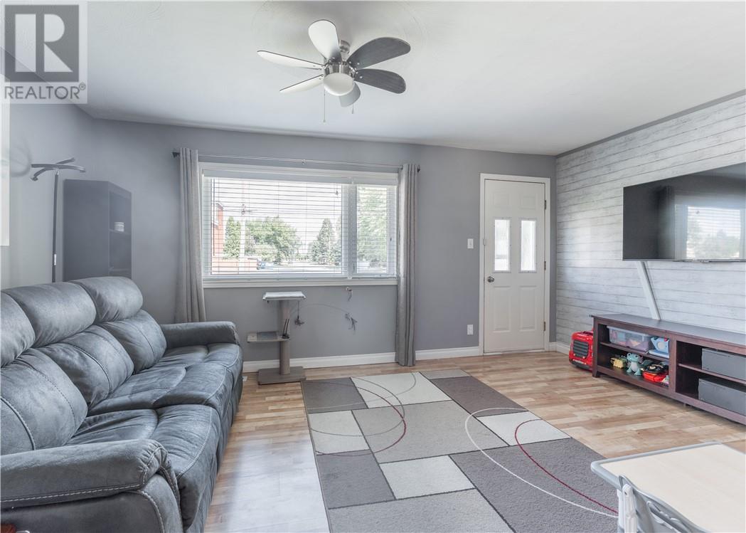 25 Oscar Street, Hanmer, Ontario P3P 1X6 - Photo 2 - 2129797