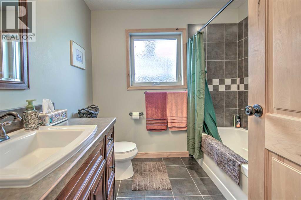 100 Canyoncrest Point W, Lethbridge, Alberta  T1K 0B4 - Photo 21 - A2308972