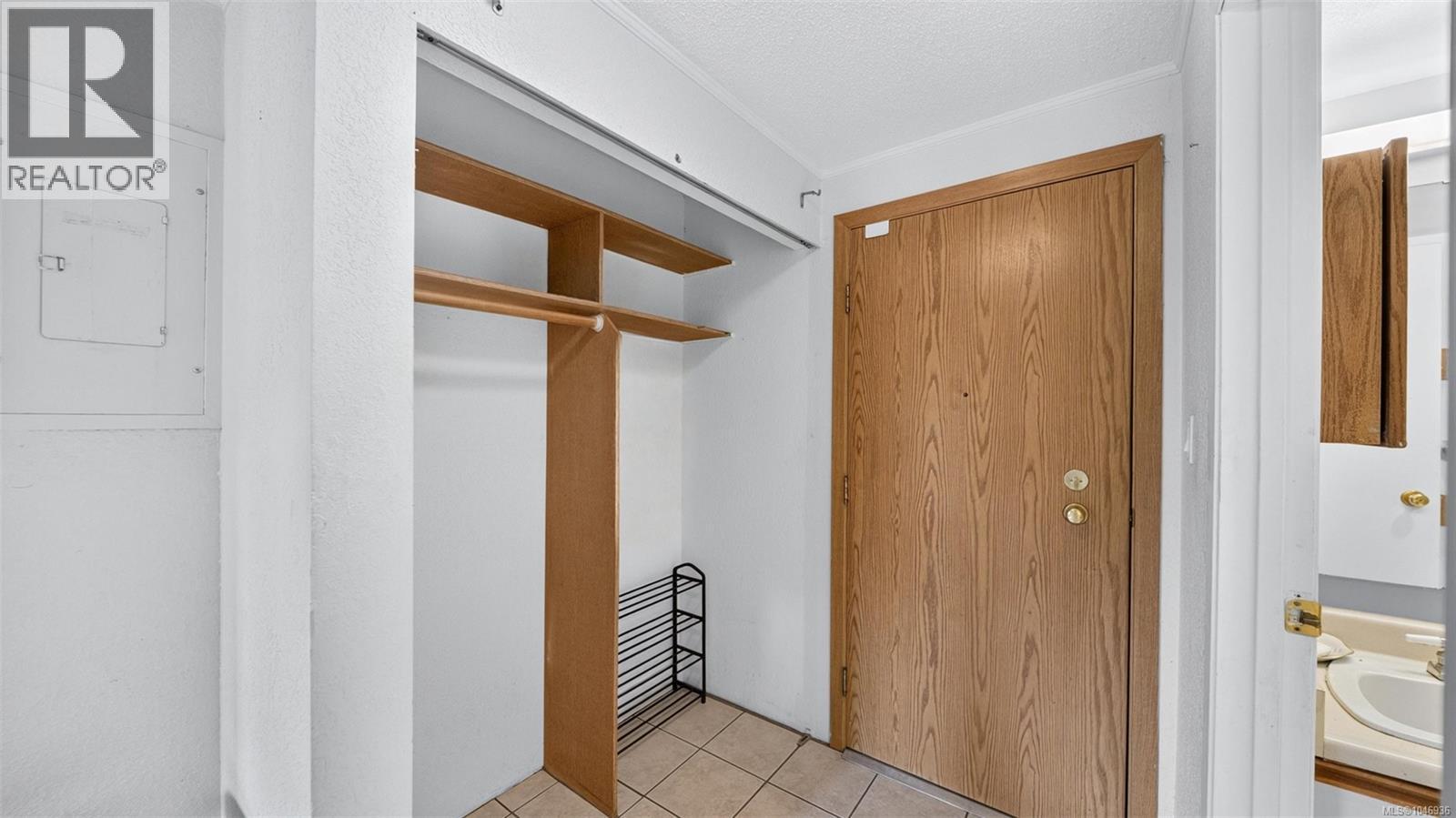 201 1560 Hillside Ave, Victoria, British Columbia  V8T 5B8 - Photo 16 - 1046936