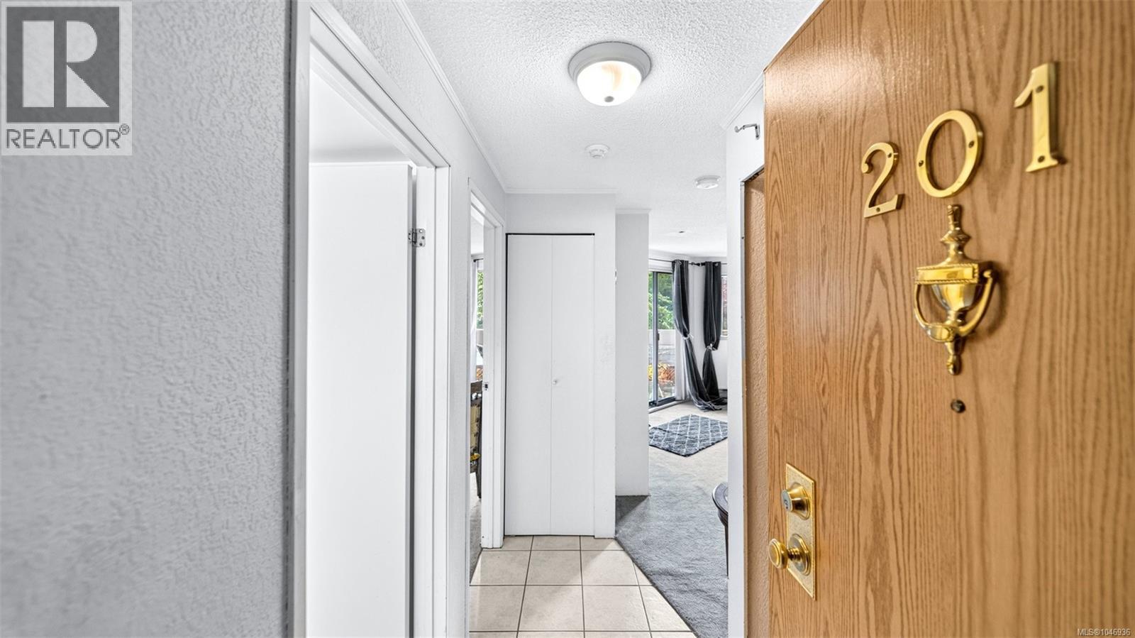201 1560 Hillside Ave, Victoria, British Columbia  V8T 5B8 - Photo 2 - 1046936