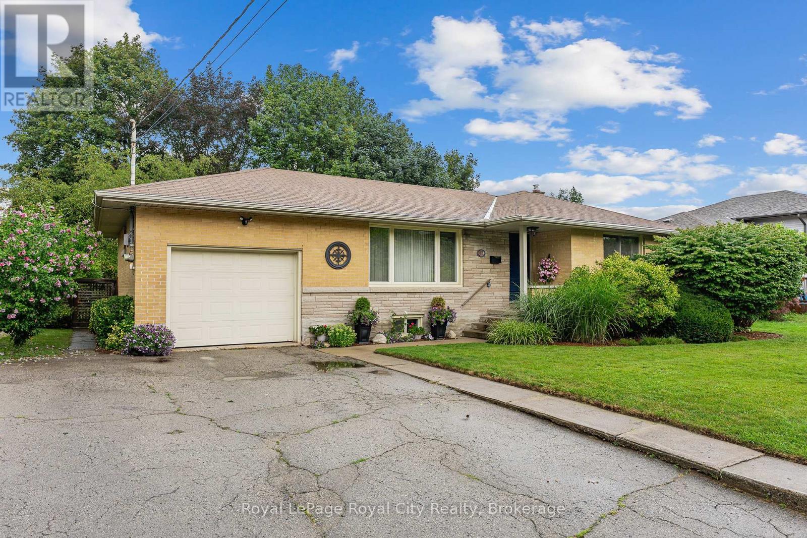 12 Tobey Avenue, Guelph (St. George's), Ontario  N1E 1Y6 - Photo 2 - X13675072