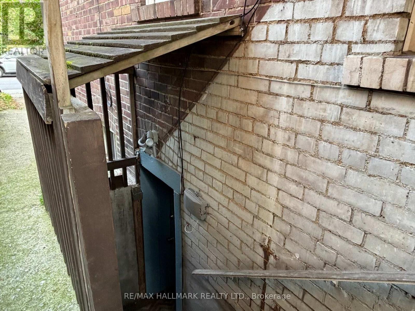 Lower - 2 Page Street, Toronto, Ontario  M6G 1J2 - Photo 10 - C13675300