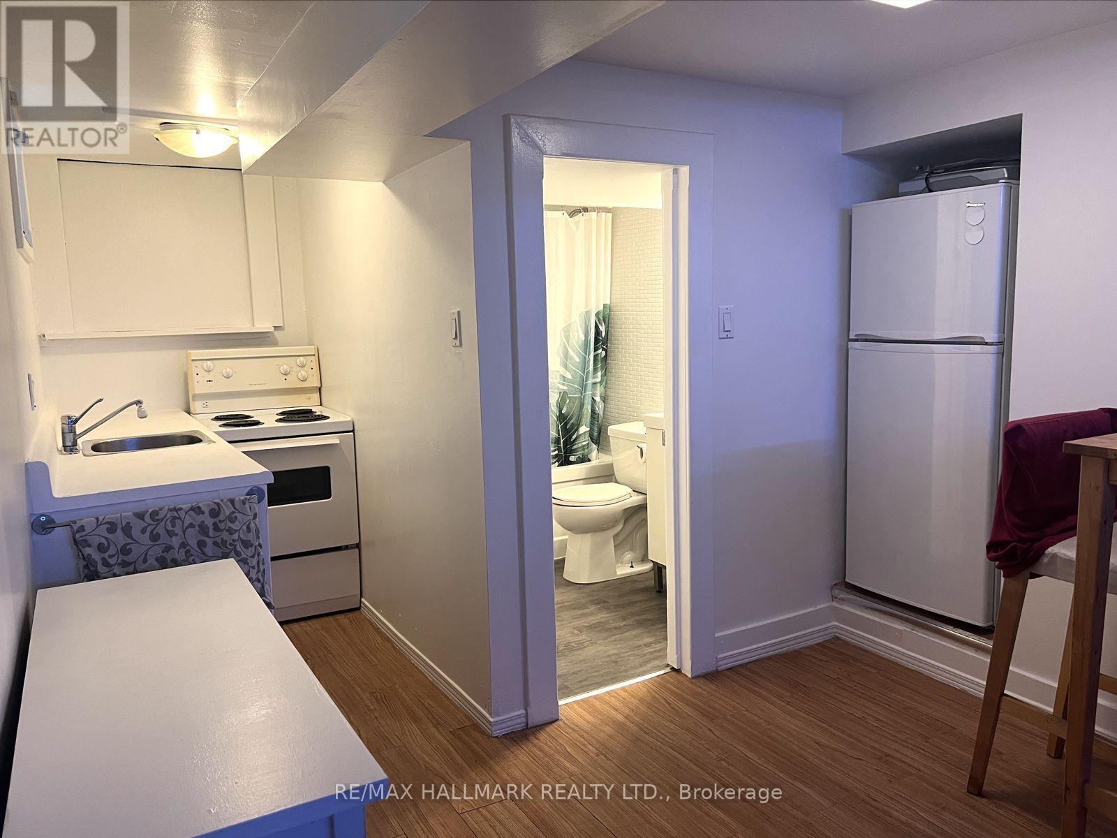 Lower - 2 Page Street, Toronto, Ontario  M6G 1J2 - Photo 3 - C13675300