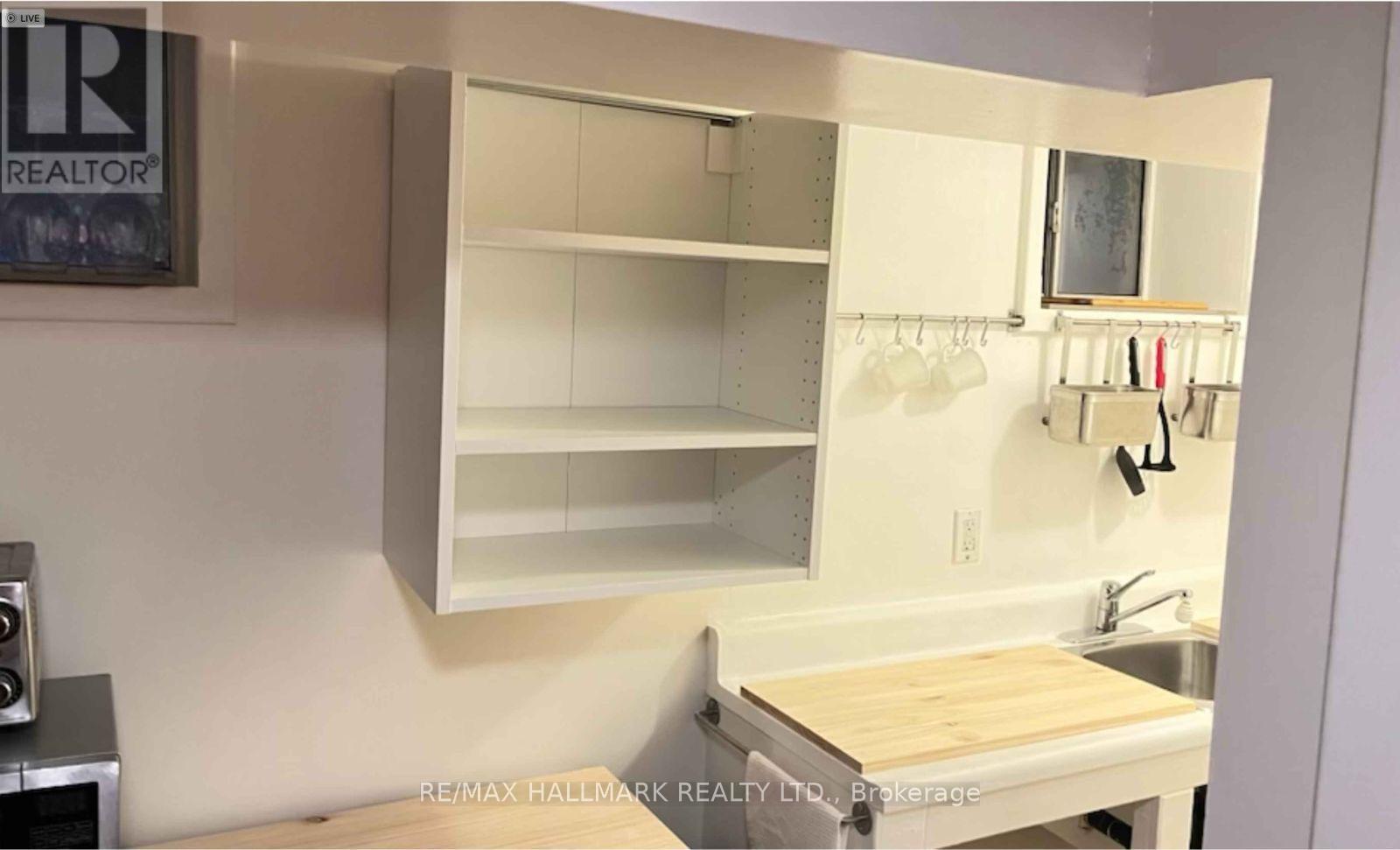 Lower - 2 Page Street, Toronto, Ontario  M6G 1J2 - Photo 4 - C13675300