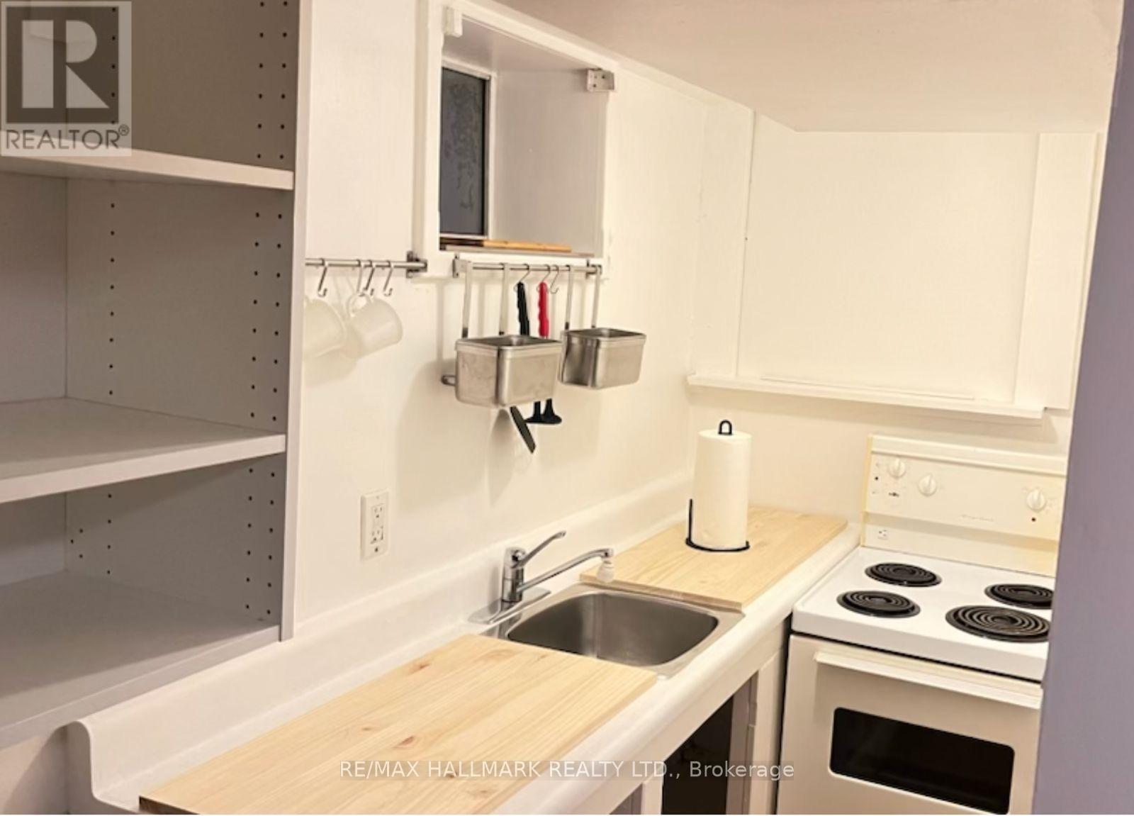 Lower - 2 Page Street, Toronto, Ontario  M6G 1J2 - Photo 5 - C13675300