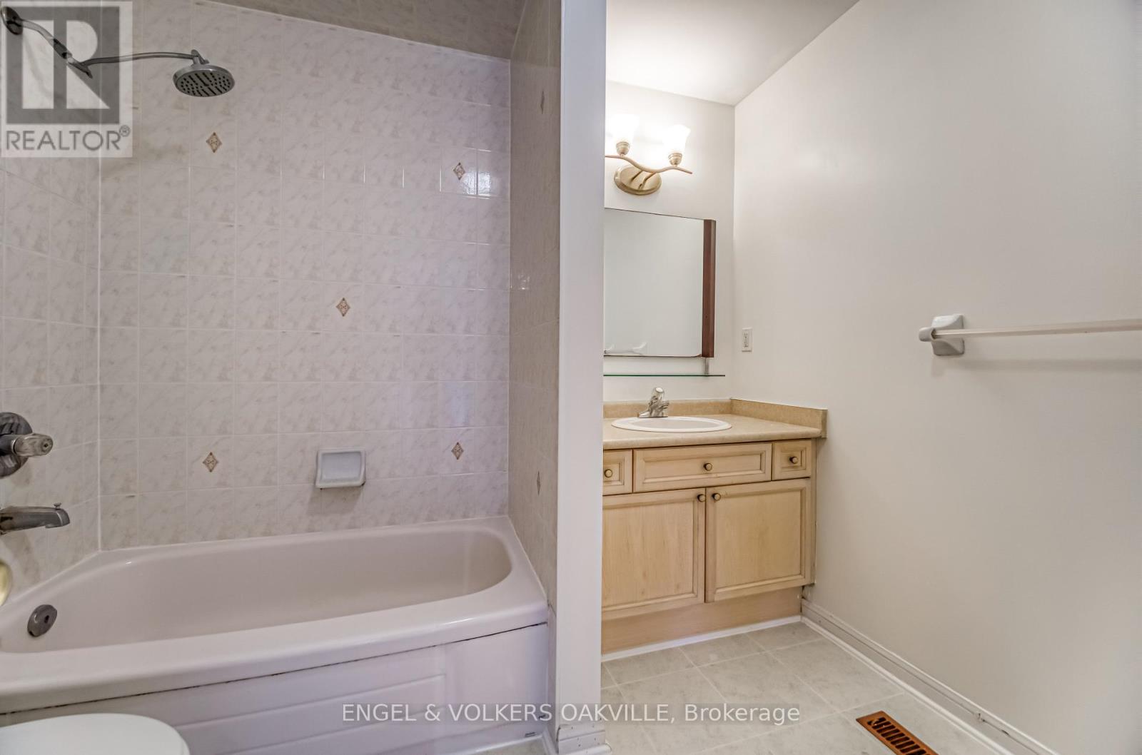 1121 Barclay Circle, Milton, Ontario  L9T 5W4 - Photo 12 - W13675348
