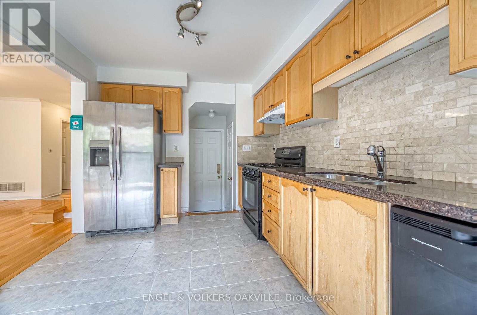 1121 Barclay Circle, Milton, Ontario  L9T 5W4 - Photo 5 - W13675348