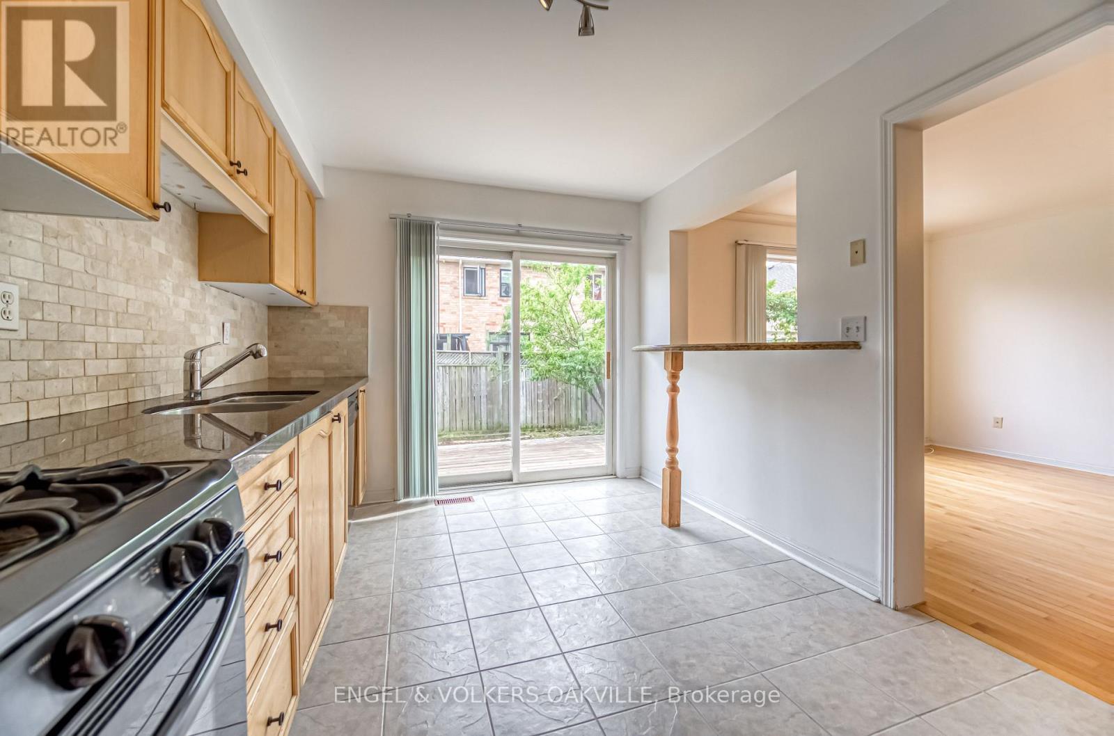 1121 Barclay Circle, Milton, Ontario  L9T 5W4 - Photo 6 - W13675348