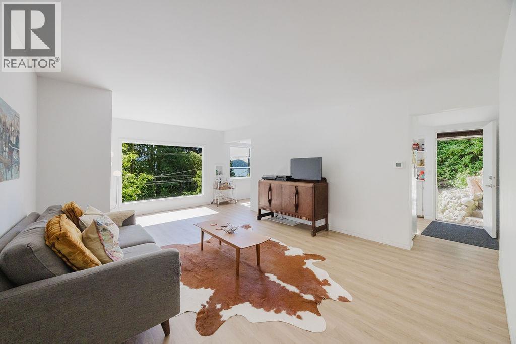 915 Marine Drive, Gibsons, British Columbia  V0N 1V1 - Photo 3 - R3155763
