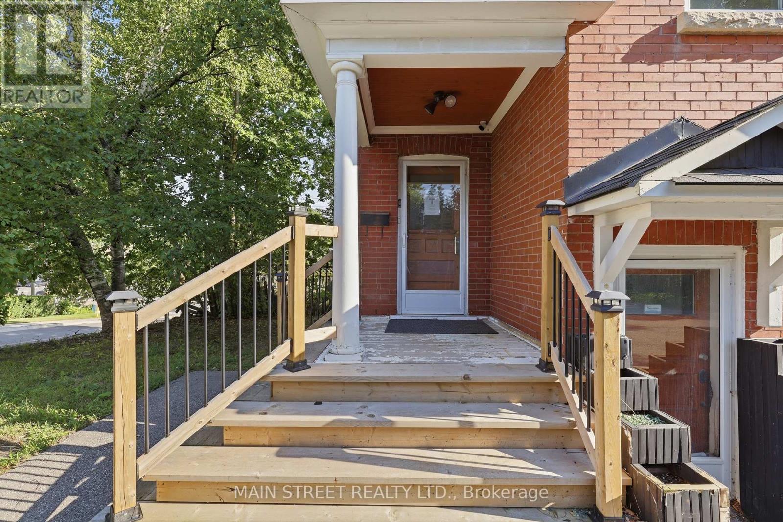 12 Vincent Street, Newmarket, Ontario  L3Y 4G2 - Photo 3 - N13674000