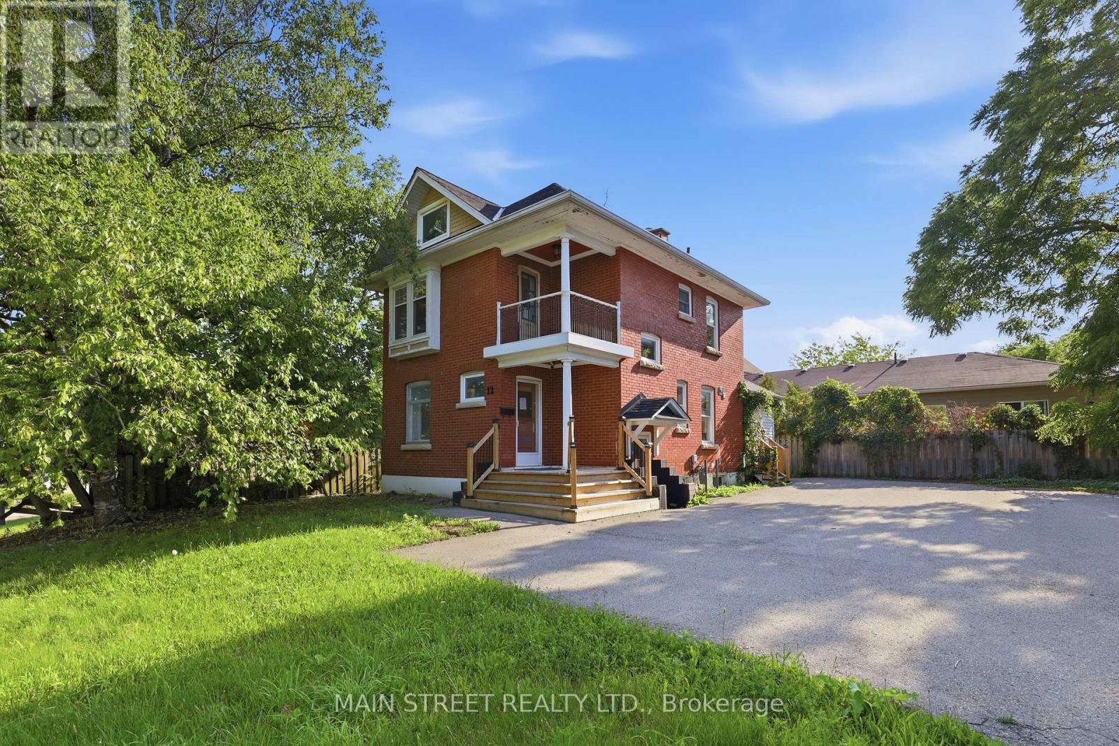 12 VINCENT STREET, Newmarket, Ontario