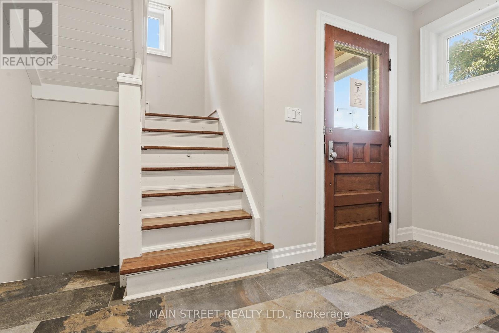 12 Vincent Street, Newmarket, Ontario  L3Y 4G2 - Photo 4 - N13674000