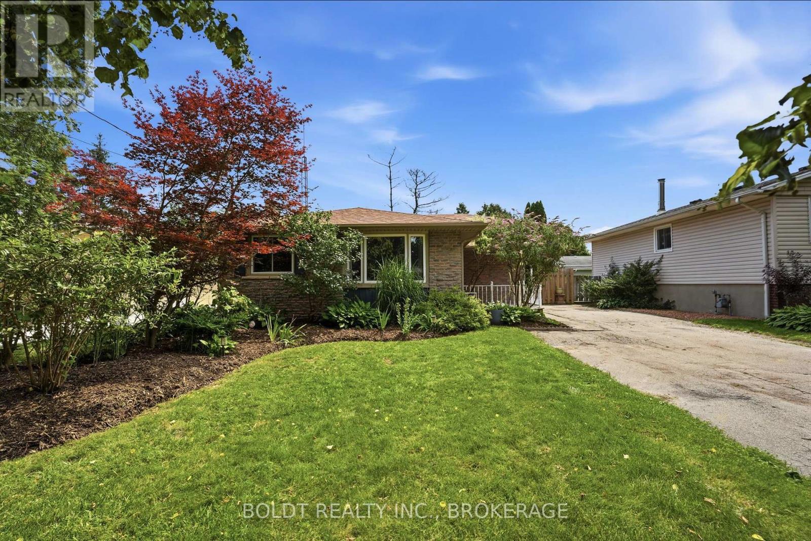 11 Abraham Drive, St. Catharines (Lakeshore), Ontario  L2M 6K7 - Photo 2 - X13675608
